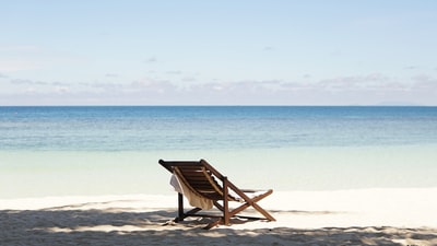 沙滩上的日光躺椅